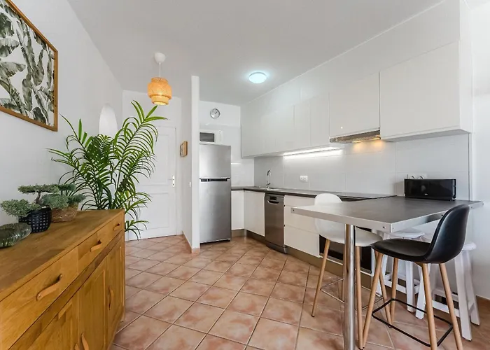 Huge Sunny Terrace Heated Pool Апартаменты *