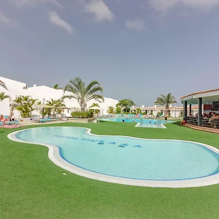 Huge Sunny Terrace Heated Pool * 阿德耶