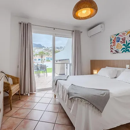 Appartement Huge Sunny Terrace Heated Pool